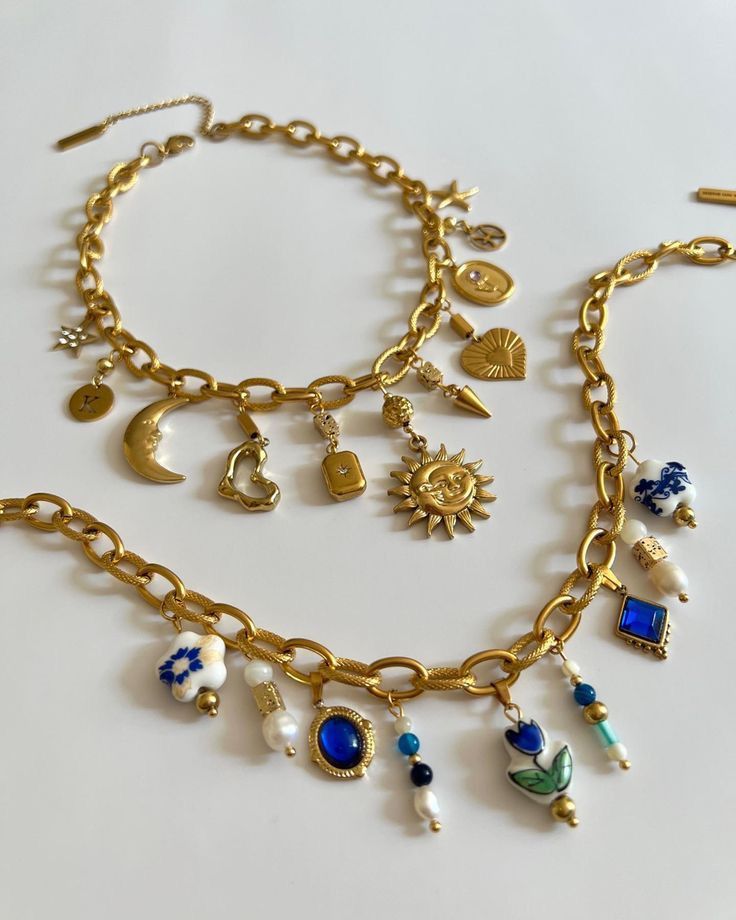 Charm detaylı gold bileklik ve kolyeler
