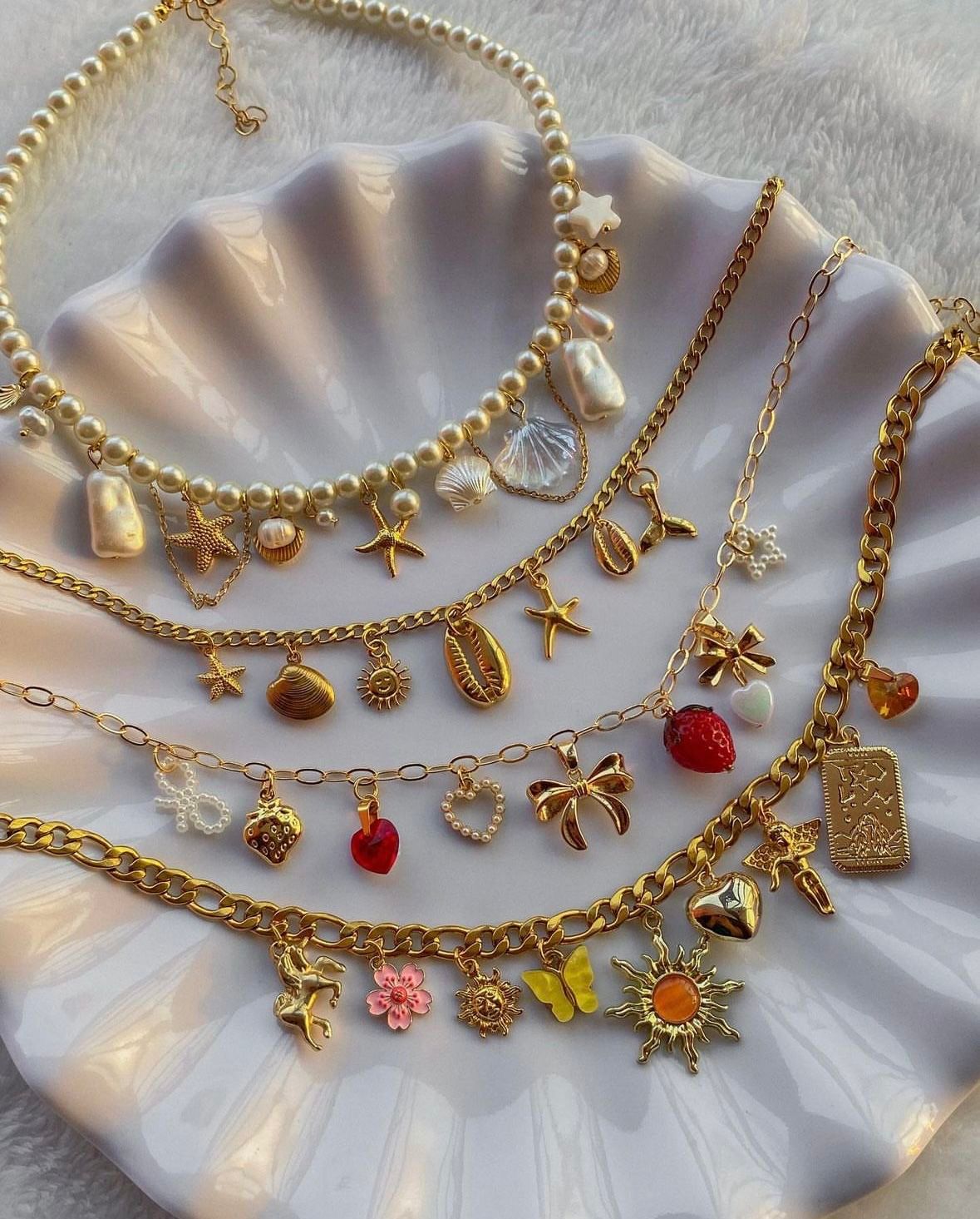 İnci ve gold charm kolye koleksiyonu