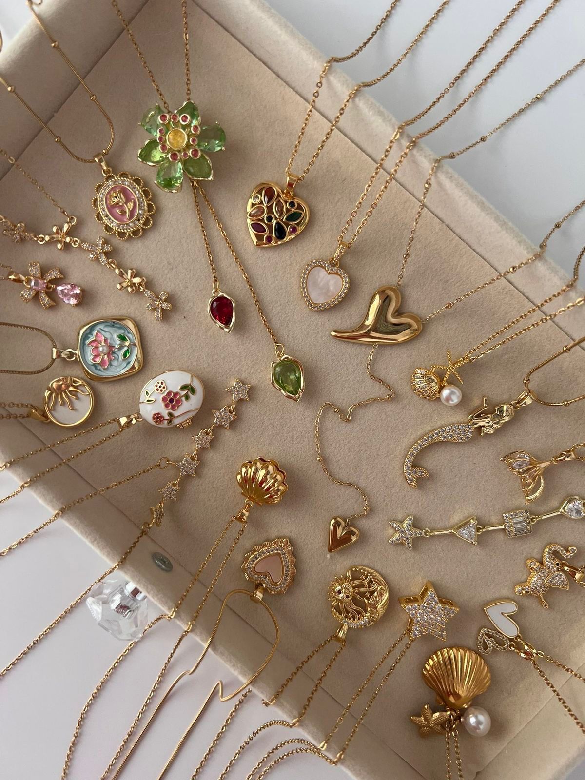 Gold kolye ve zarif taşlı takı modelleri